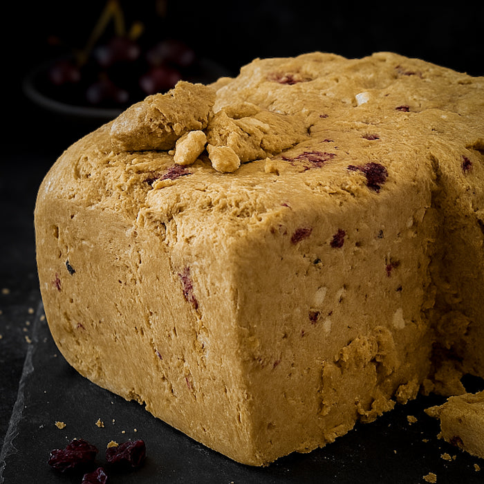 Halva zemesriekstu ar ķiršiem