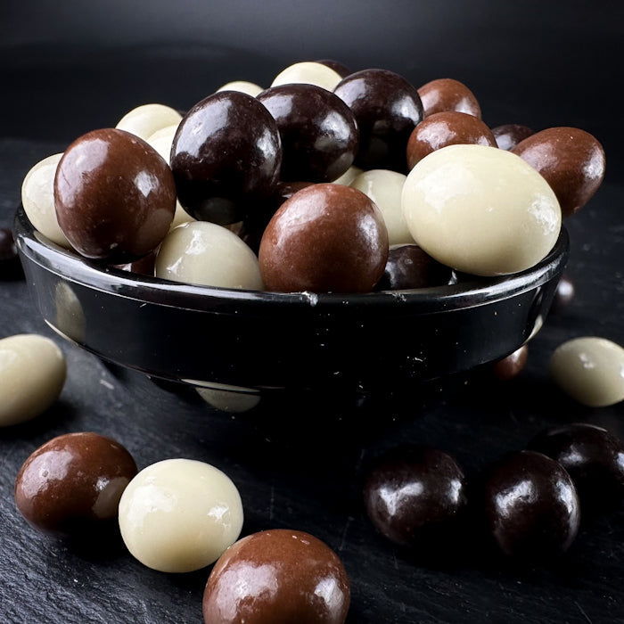 Кафияс пупиньяс тумша, балта и пена шоколаде