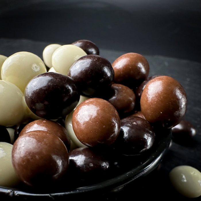 Кафияс пупиньяс тумша, балта и пена шоколаде