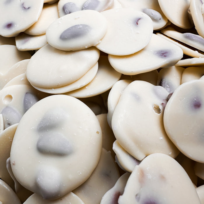 Baltās šokolādes plācenīši ar aprikožu kauliņiem 