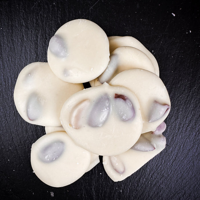 Baltās šokolādes plācenīši ar aprikožu kauliņiem 