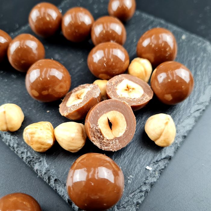 Дражеяс ar lazdu riekstiem piena beļģu šokolādē