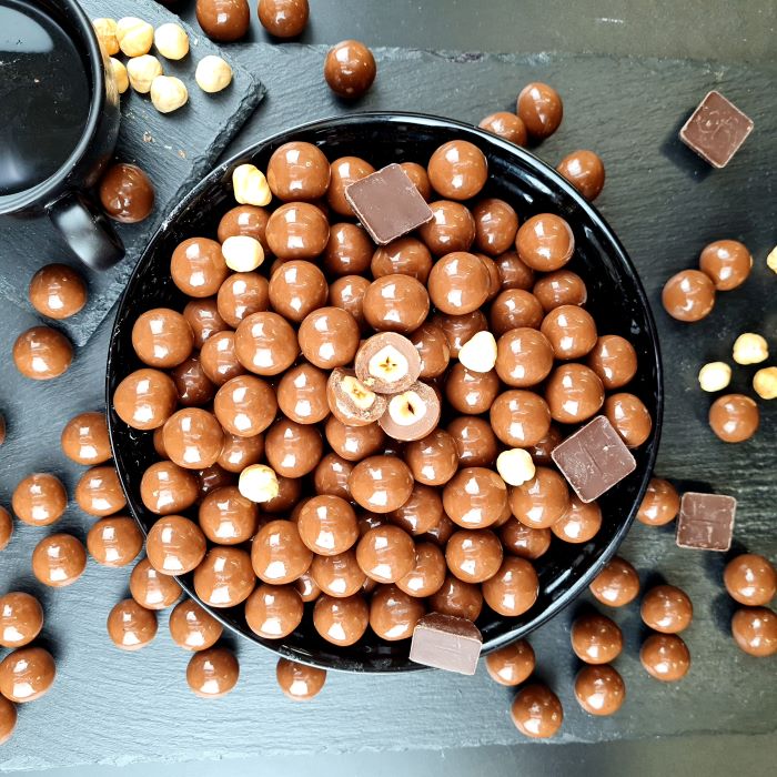 Дражеяс ar lazdu riekstiem piena beļģu šokolādē