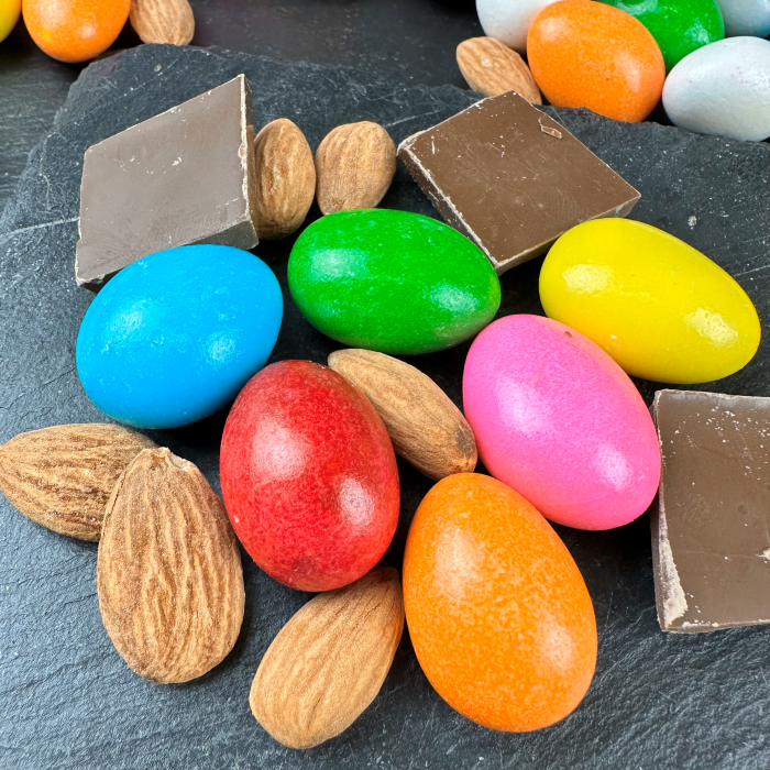 Daudzkrāsainas dražejas ar mandelēm piena beļģu šokolādē