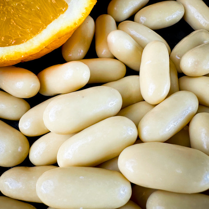 Дражеяс ар аппельсину cukātiem baltā beļģu šokolādē