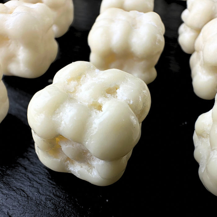 Kubiņi no baltās šokolādes ar kokosriekstu pildījumu