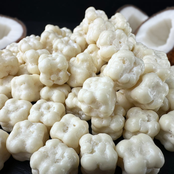 Kubiņi no baltās šokolādes ar kokosriekstu pildījumu