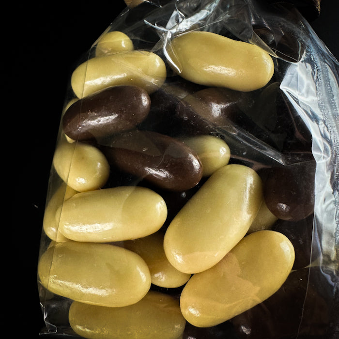 Шоколадные драже с яблоками cukātiem miks