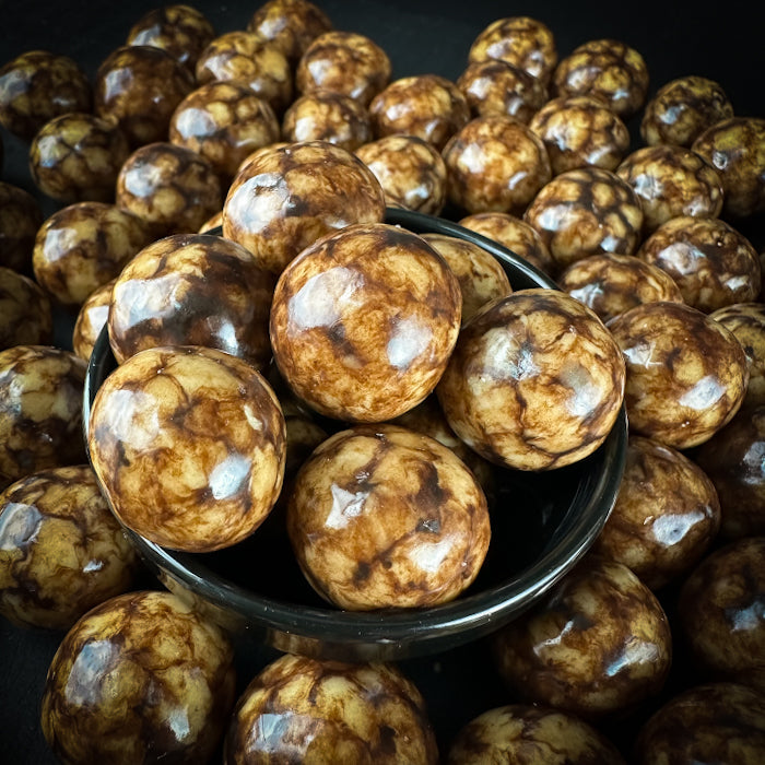 Lieli lazdu rieksti baltajā un piena šokolādē ar šokolādes kūkas garšu