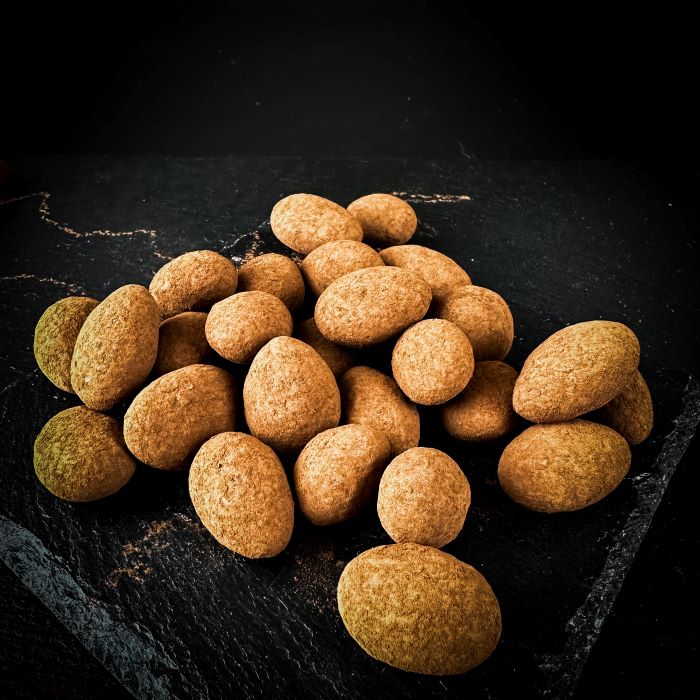 Какао драже с манделем и амаретто, приготовленным из белой шоколадки