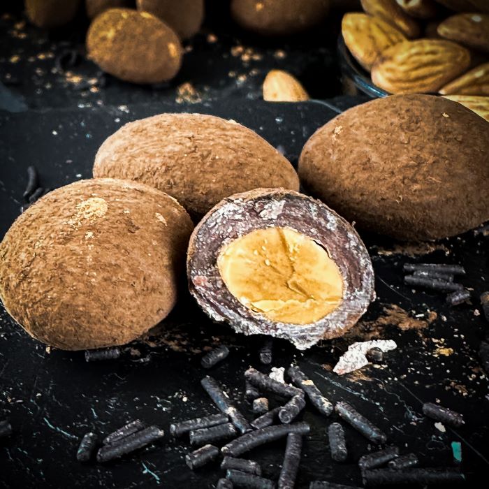 Какао драже с манделем и амаретто, приготовленным из белой шоколадки