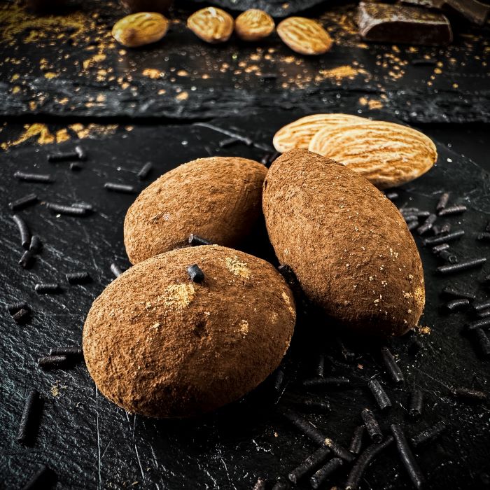 Какао драже с манделем и амаретто, приготовленным из белой шоколадки