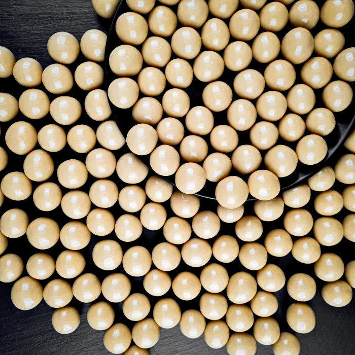 Kapučino dražejas ar lazdu riekstiem baltā beļģu šokolādē