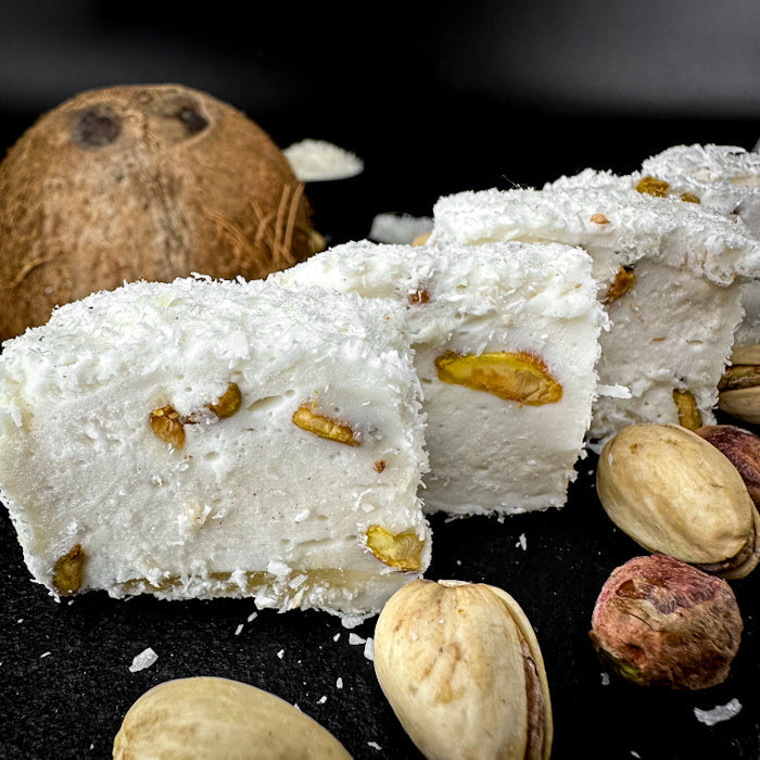 Kremīgs piena-kokosa lukums ar pistācijām