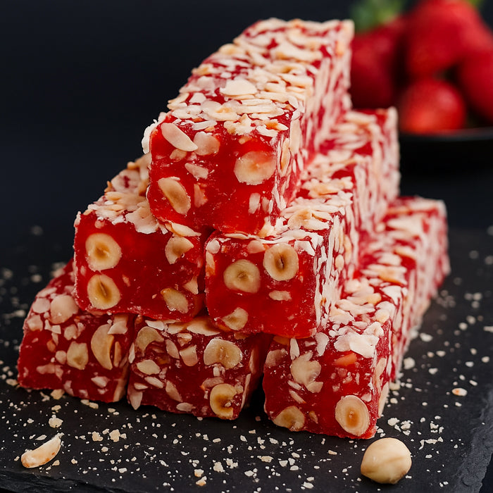 Lukums ar zemeņu garšu un lazdu riekstiem 