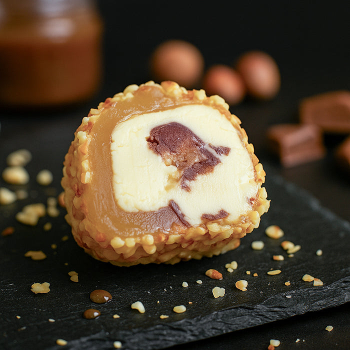 Lukums ar šokolādes-karameļu pildījumu un lazdu riekstiem