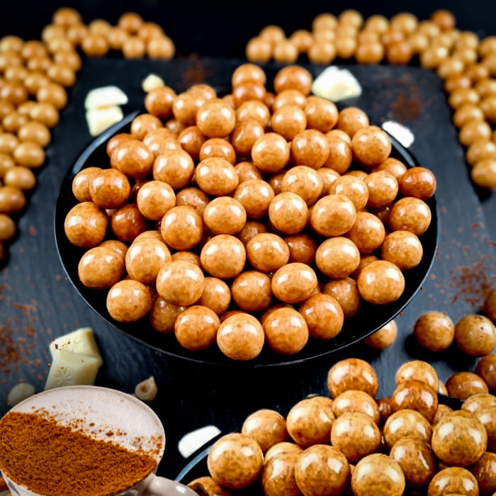 Тирамису драже с красивым блюдом из белой шоколадки