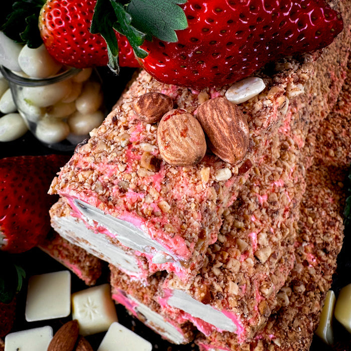 Zemeņu lukums ar baltās šokolādes krēmu un mandelēm