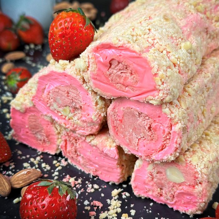 Zemeņu lukums ar zemeņu krēmu ar mandelēm